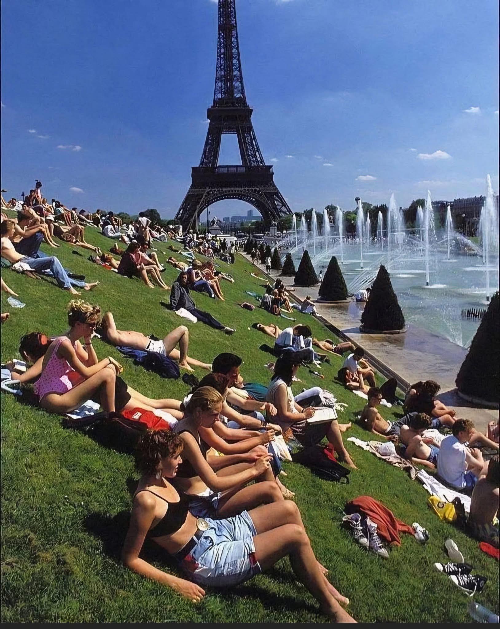 paris l'officiel magazine November 1982 44 Years Ago
