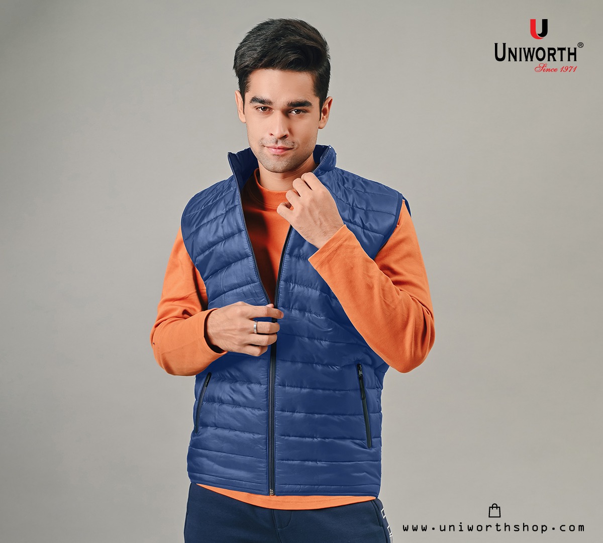 Highneck sleeveless hoodies with detachable Hood. Front zip, side 