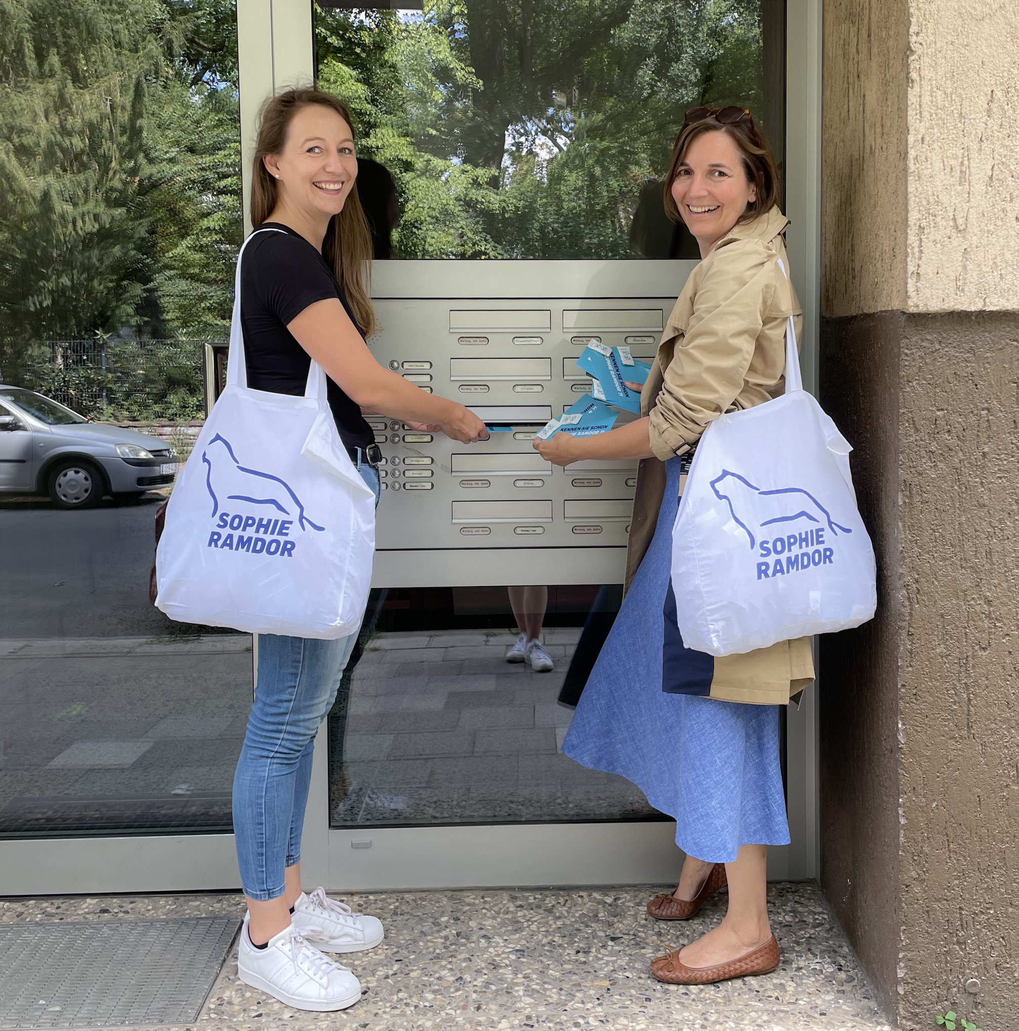 Frauen - Haustürwahlkampf mit Landtagskandidatin Sophie Ramdor in ...