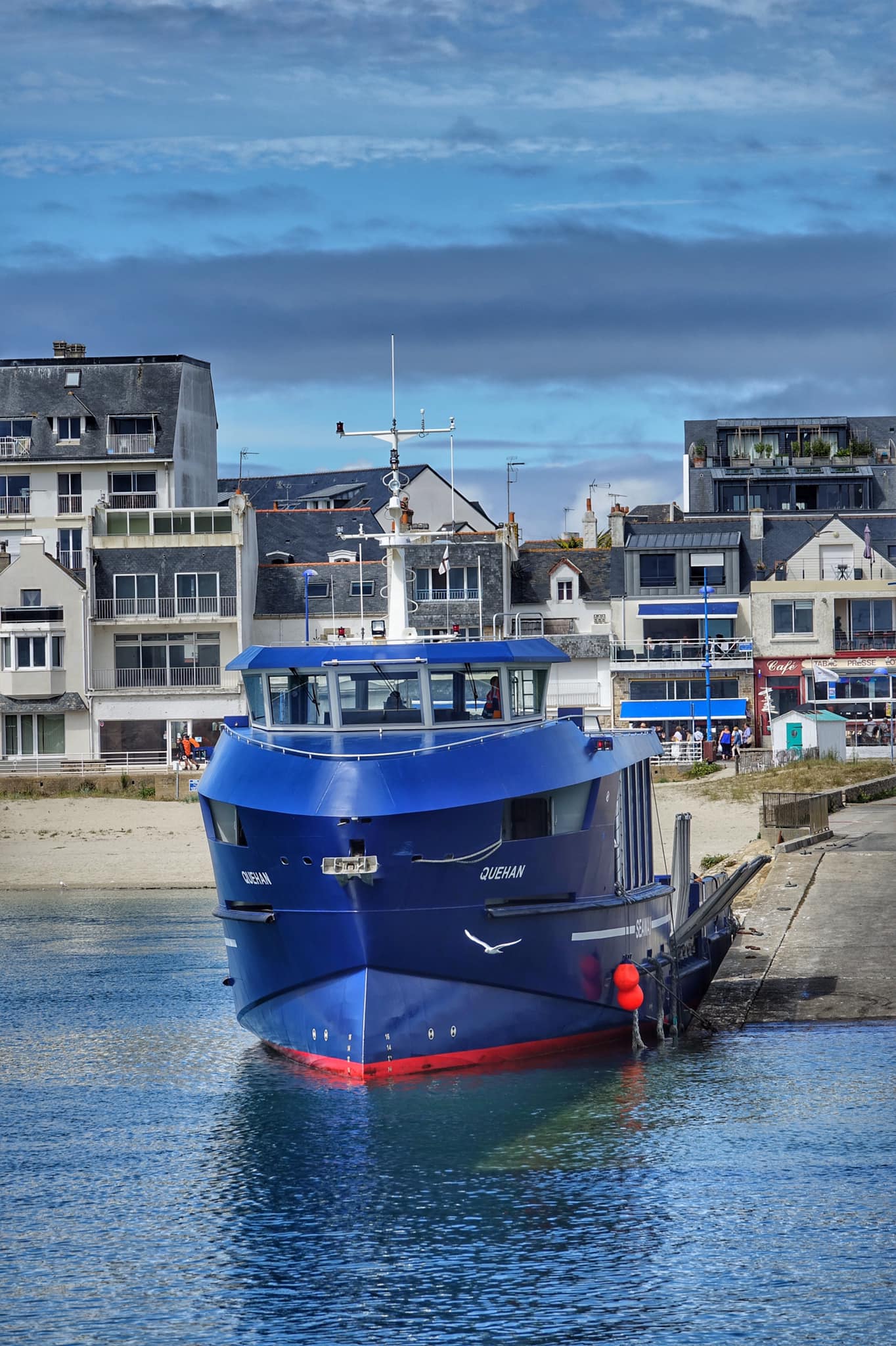 Le QUEHAN quittant le port de Quiberon cet été. Le Quéhan est un navire ...