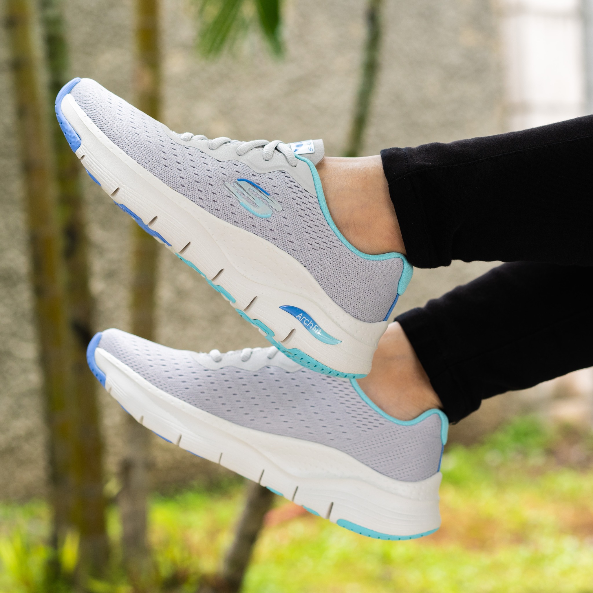 SKECHERS - 穿上 ARCH FIT系列，輕巧透氣，穩定舒適，跑起來輕鬆不費力 配備 SKECHERS 專利...
