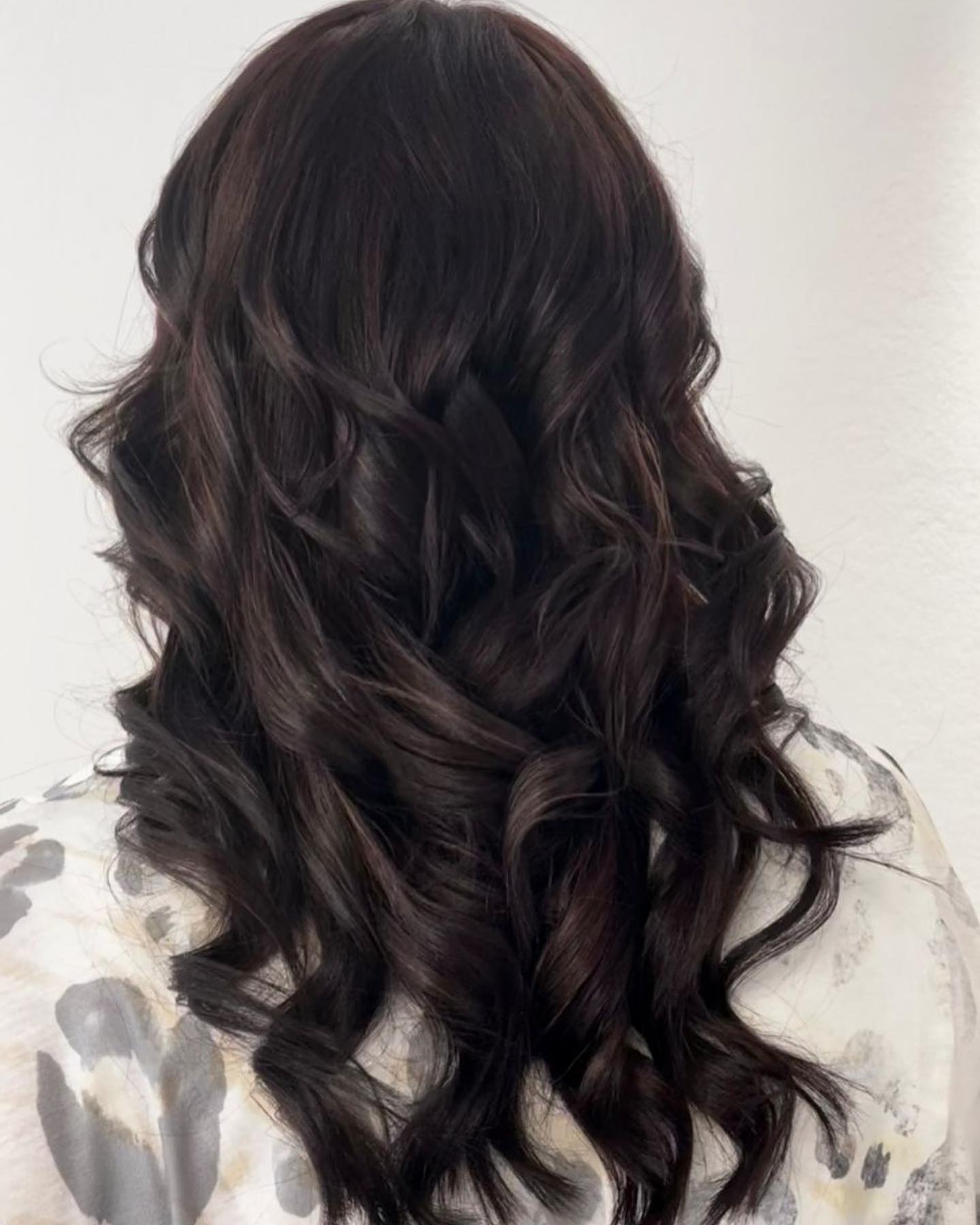 Espresso Braun sollte her und das Rot weg 🤎🖤 Die roten Haare waren schon auch ein Hinkucker, aber die Kundin war es leid und wollte unbedingt eine Veränderung 🤎🖤 Wunsch wurde sofort