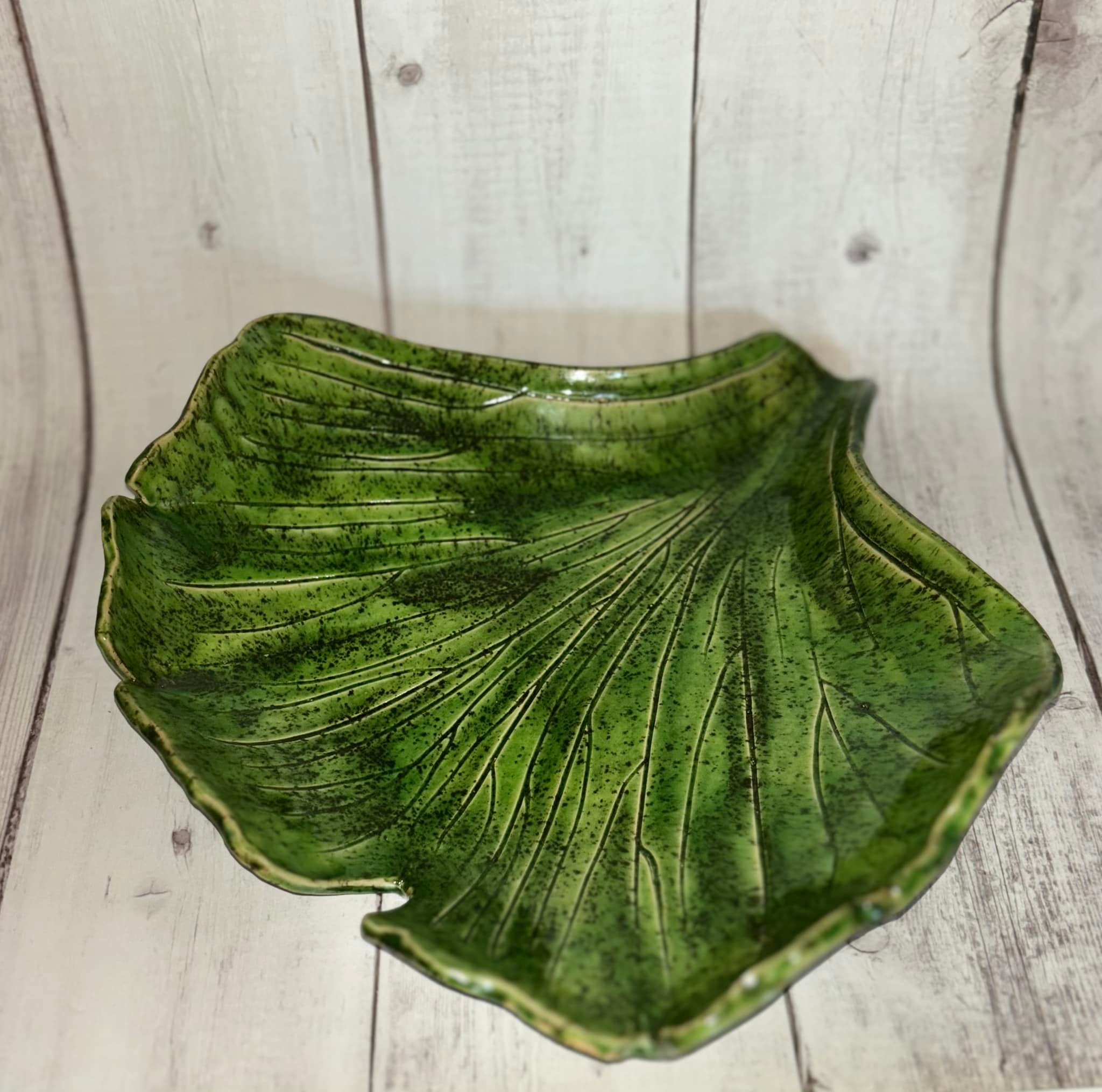 Endlich kann ich euch auch die große Gingko Schüssel zeigen. Ca 35 cm x 25 cm. Ton Witgert 11sf Glasur Carl Jäger tropic und Botz Flaschengrün #lernbilder #töpfernmachtglücklich #keramik