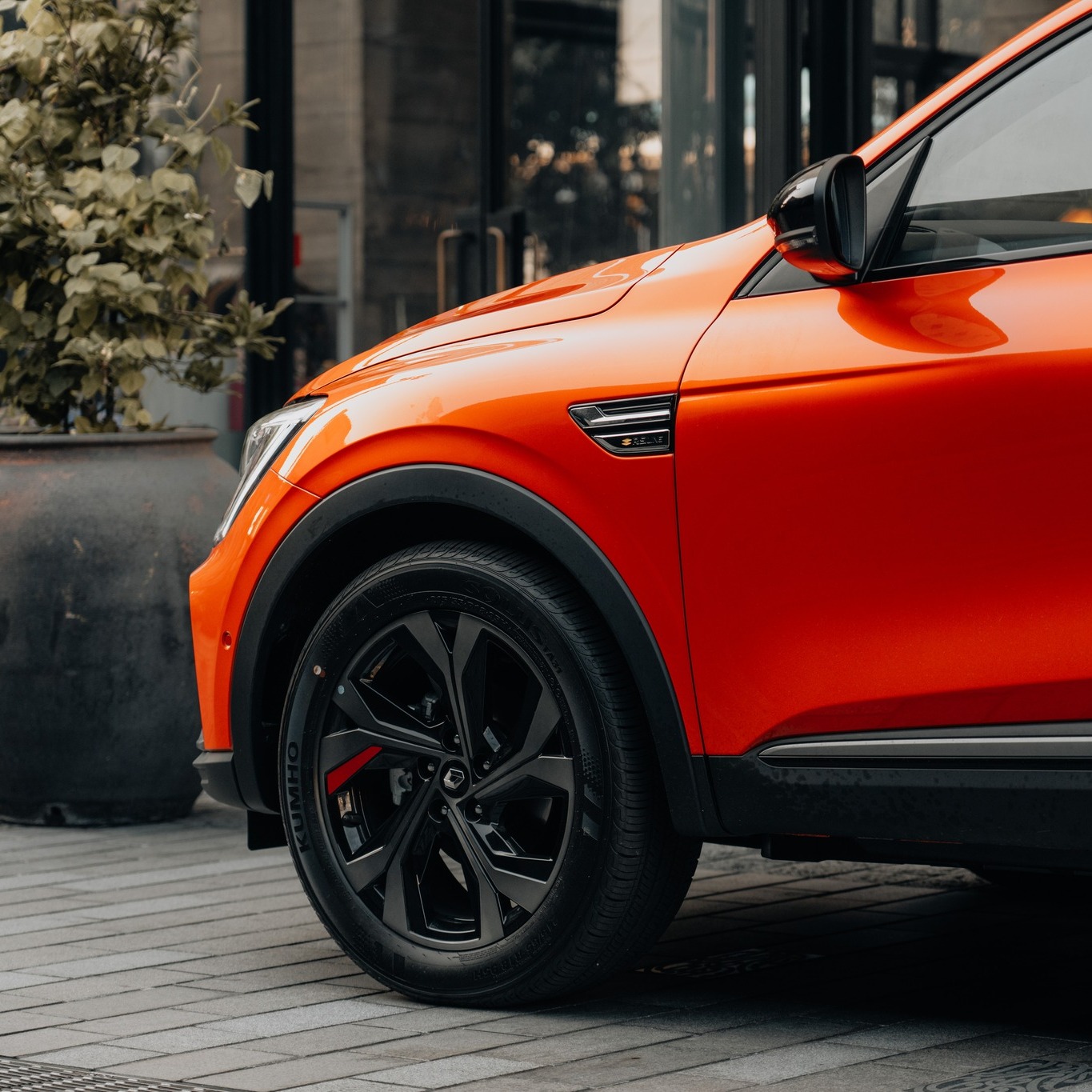 a-closer-look-at-the-18-two-tone-renault-new-zealand