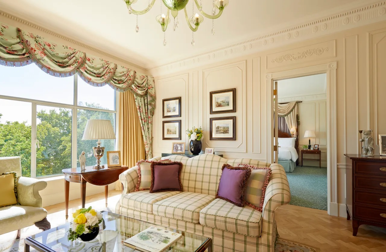 Curated Interior Design Furniture Auction | Bath
