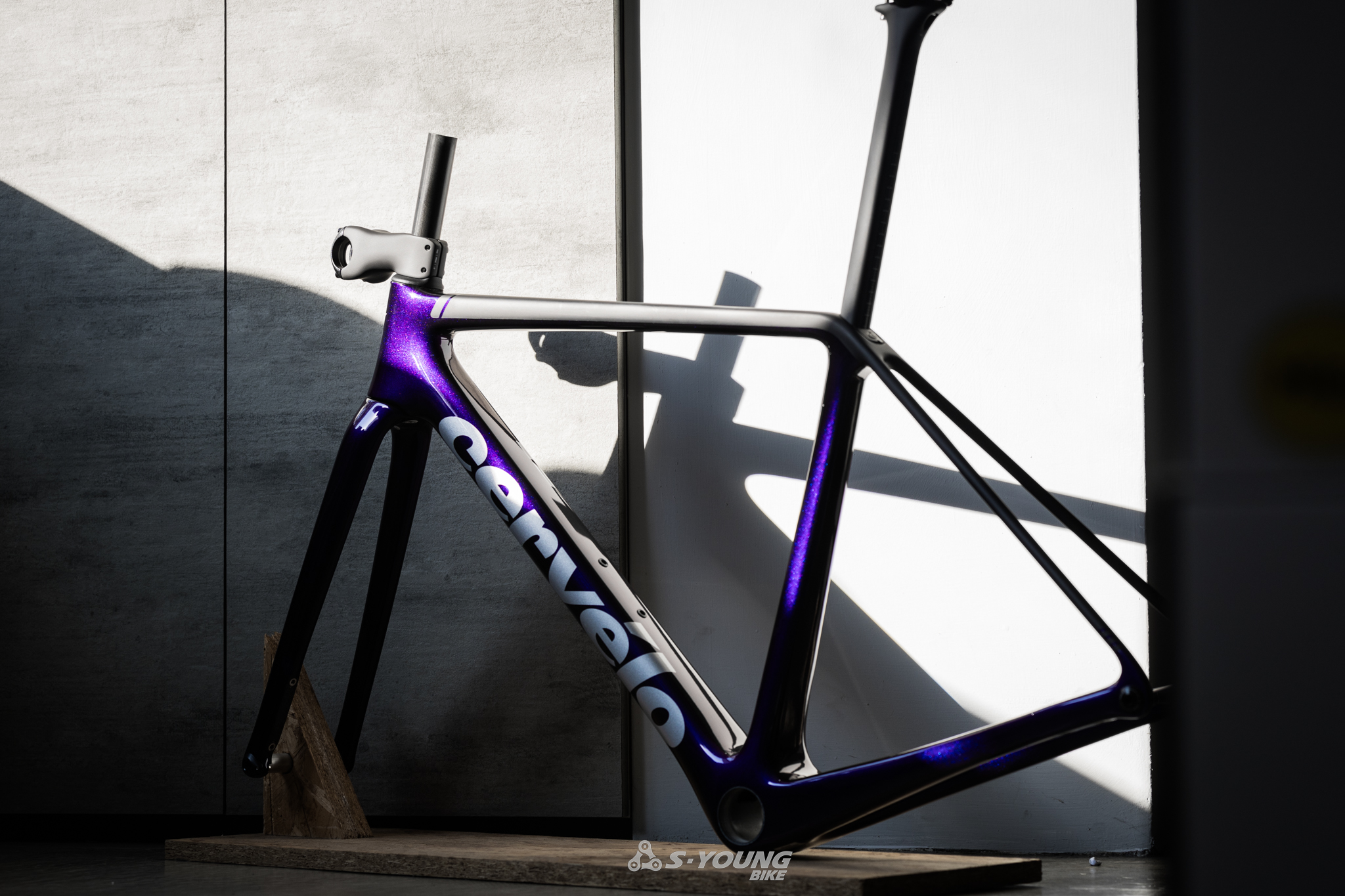 Cervélo Taiwan - 這樣是紫 那樣是藍 R5 Deep Blue Sunset 迷人的色彩變化...