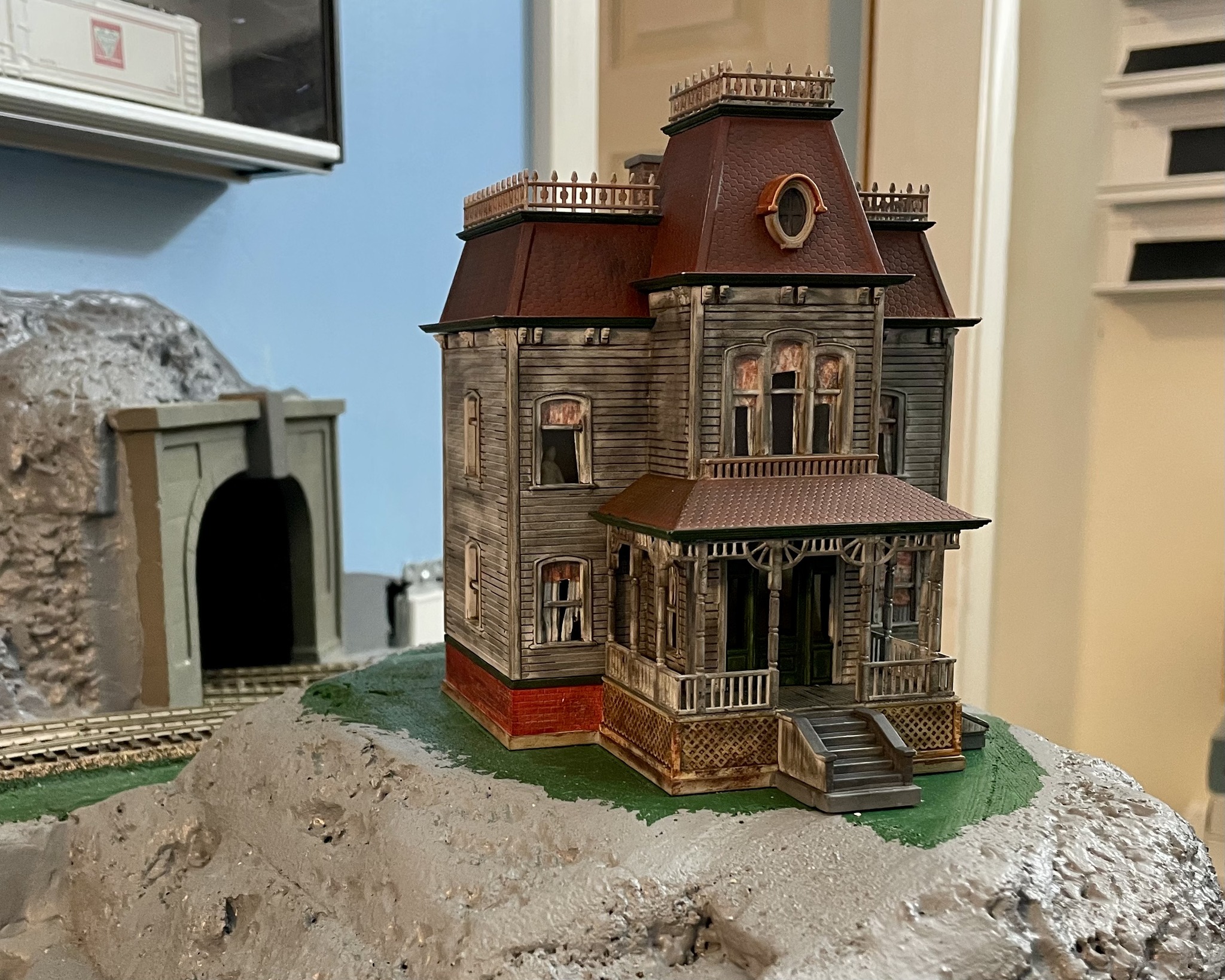 Psycho Bates Mansion Diorama Construction and Details