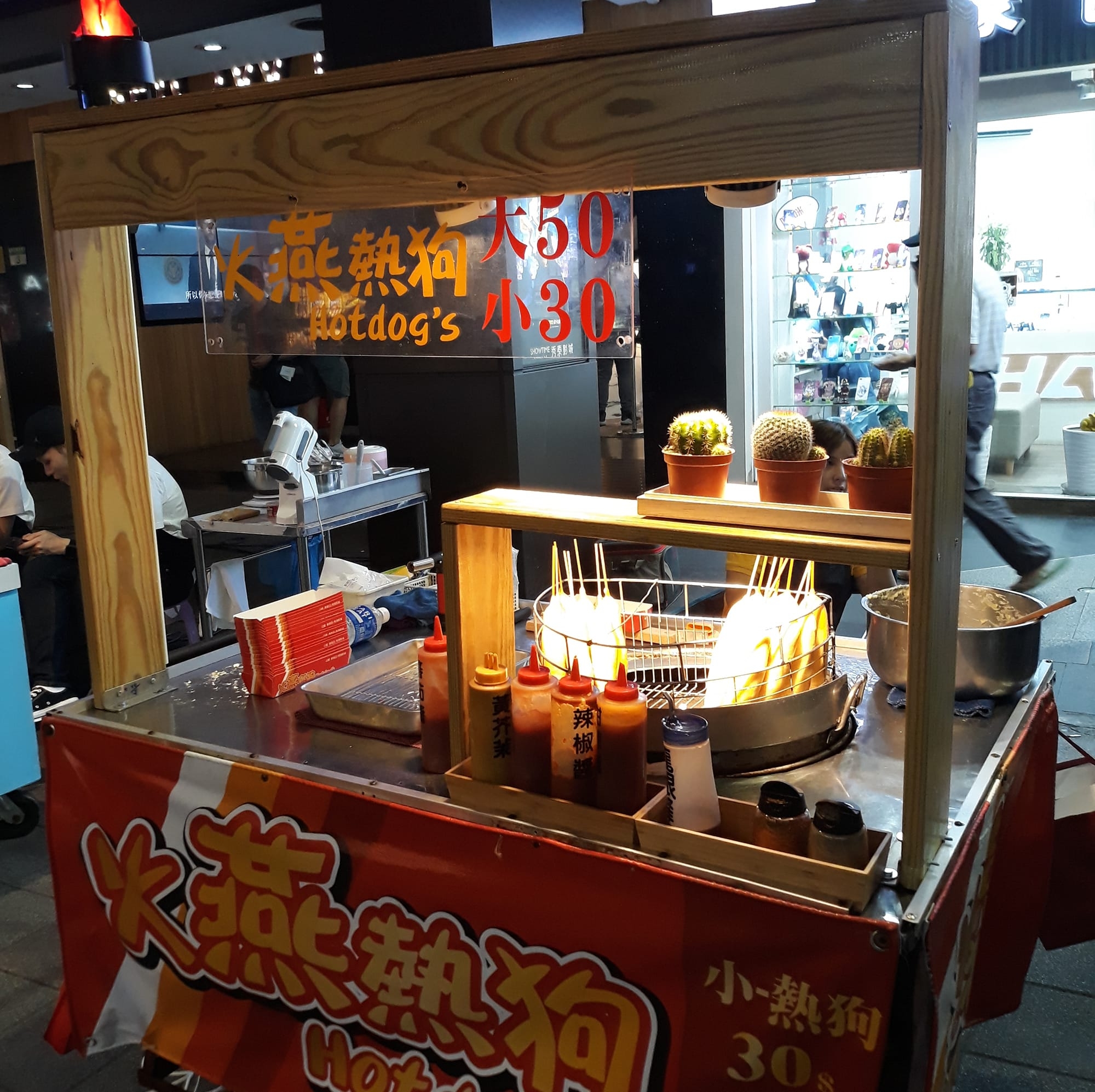 火燕熱狗（西門今日秀泰對面峨嵋停車場） | Taipei