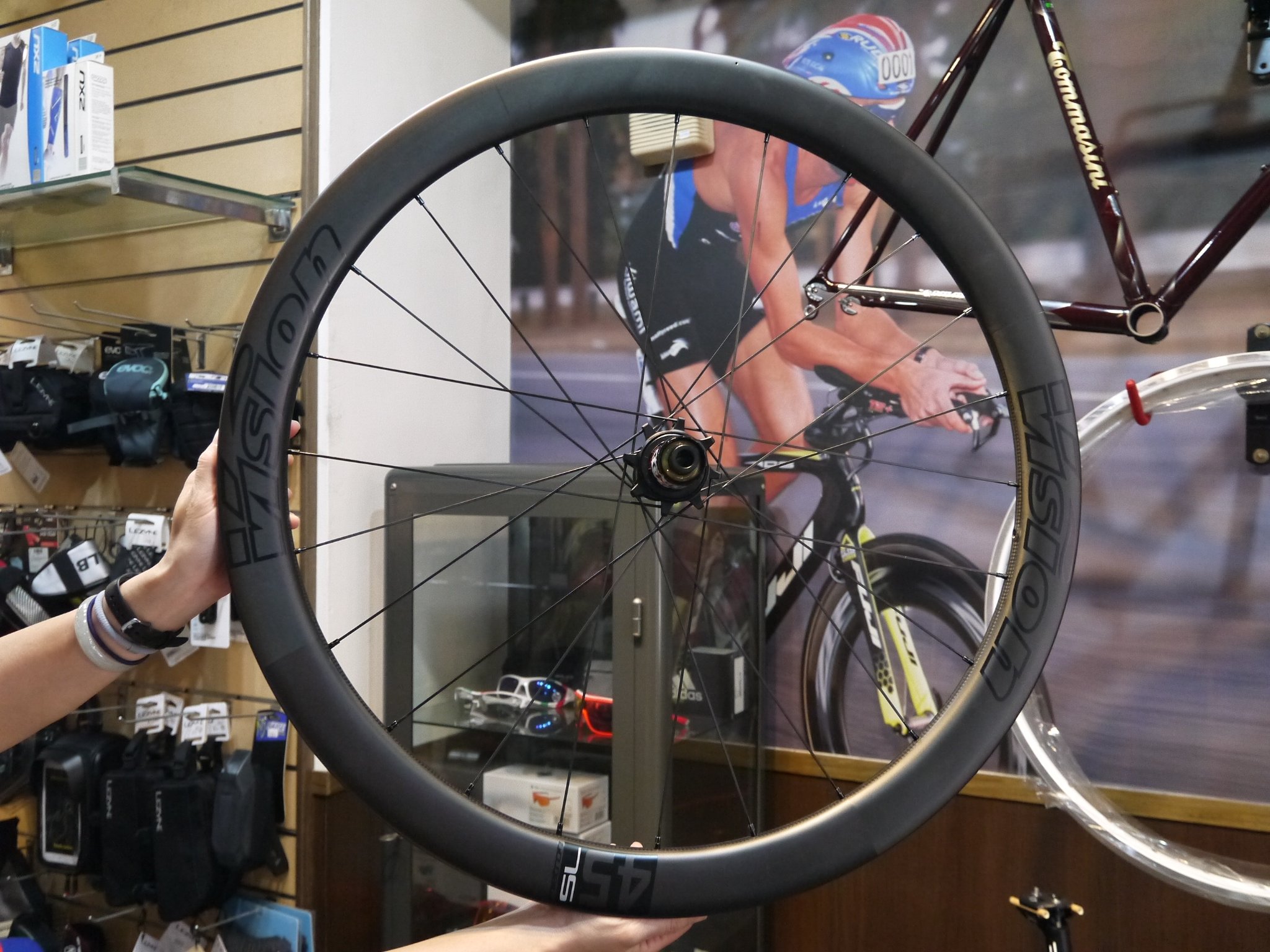 優仕單車 - VISION METRON 45SL DISC 輪款 !!! 去年推出時就備受矚目的頂級碟煞輪款,... | Facebook