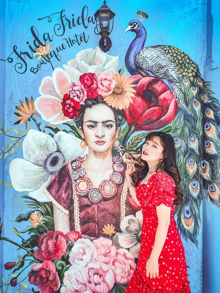 “ศิลปะไม่ได้สอนให้วาดรูปเป็น... - Frida Friday Boutique Hotel