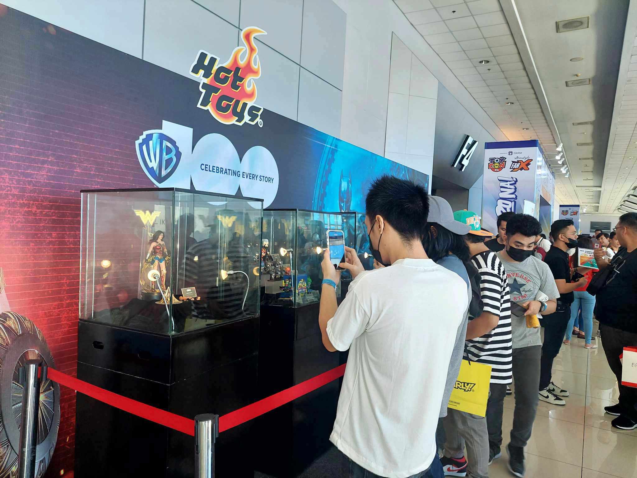 Filbar's Online - Hot Toys is excited to celebrate Warner...