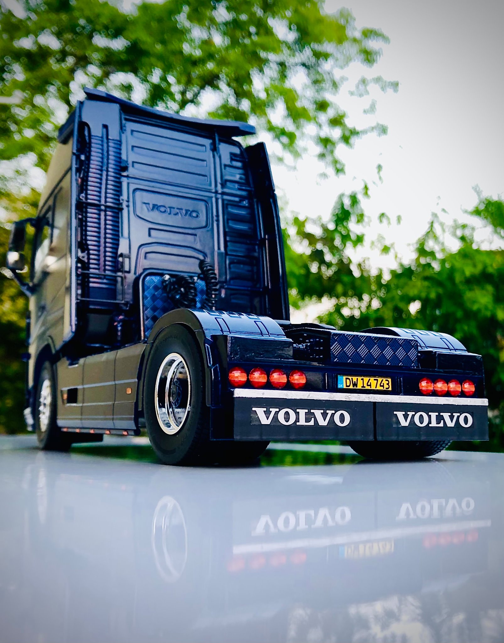 From Grzegorz Janas : Volvo FH4 GlobetrotterXL 1:24 scale Send