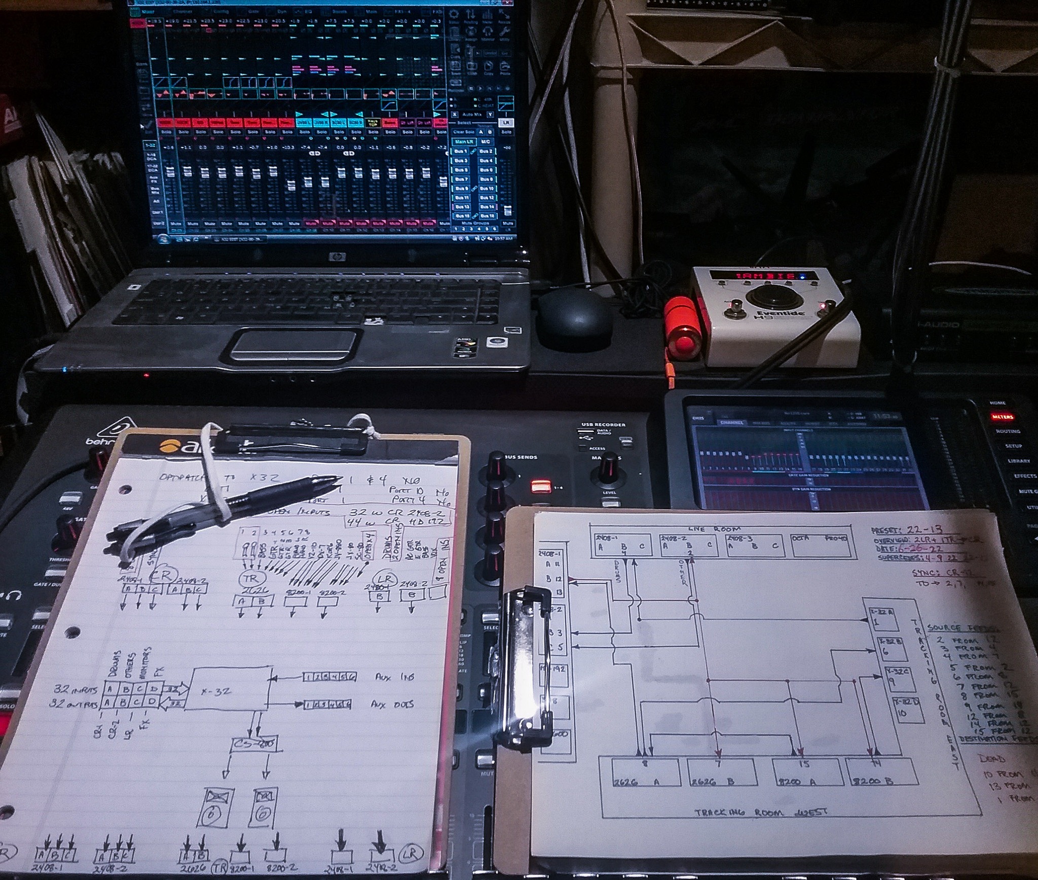 D.L / (IT'S THE) MUSIC 12インチアナログ 未開封 32 channel Soundcraft LX7II mixer on a makeshift cart