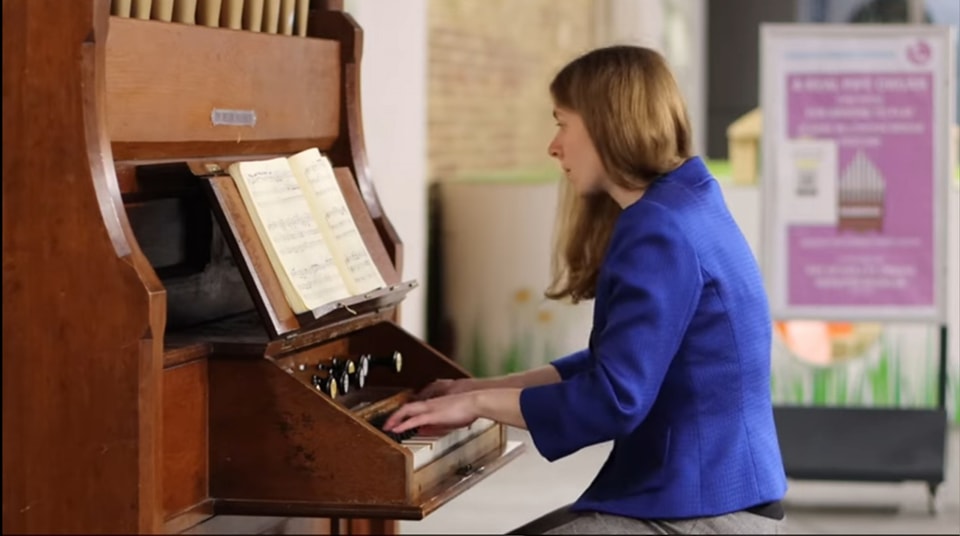 British - FRCO Limpus Prize winner, Carolyn Craig plays Bach's G minor ...