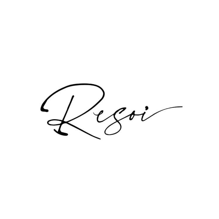 【Resoiパロサントの削り方】﻿ ﻿ ﻿ ﻿ 火をつけて香りを楽しんだら﻿ 表面が燃えるため黒っぽくなります。﻿ 表面を削ることで再び ...