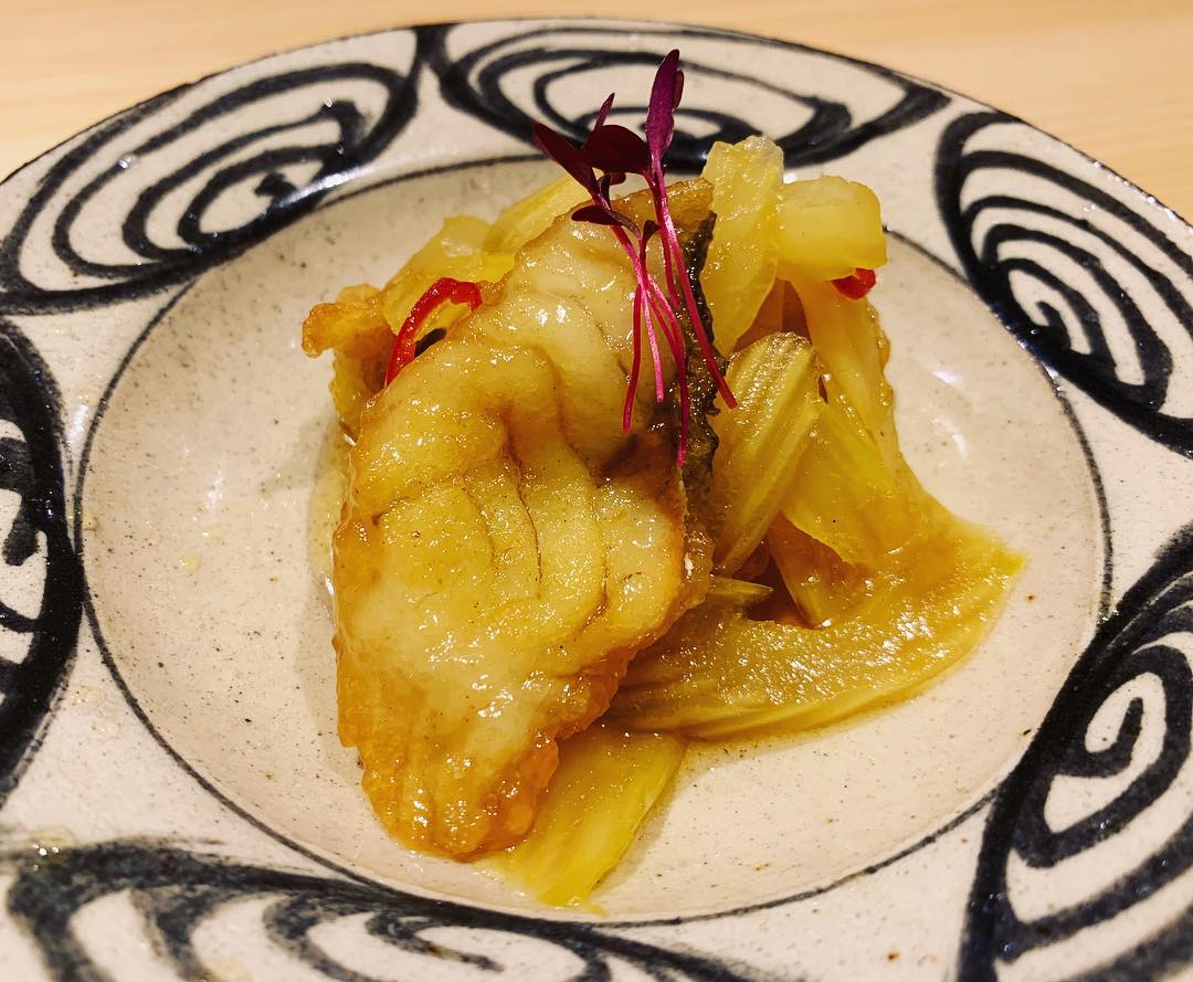 潮待ち - コチとセロリのカレー南蛮漬け コチって淡白なイメージ強いですが皮目にゼラチンがあって煮付けや南蛮漬けにすると結構面白い食材だったり ...