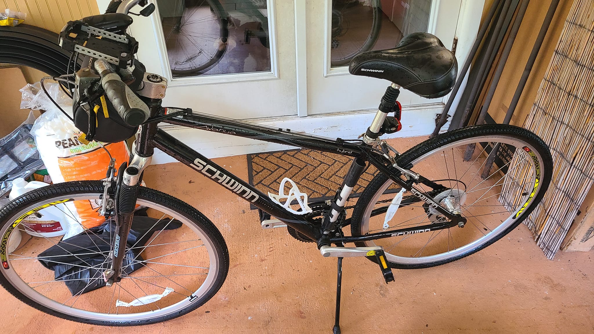 schwinn avenue hybrid bicycle Network 3.0 ready hybrid bike thats versatile enough to meet all your riding needs Schwinn Avenue Hybrid Bike for