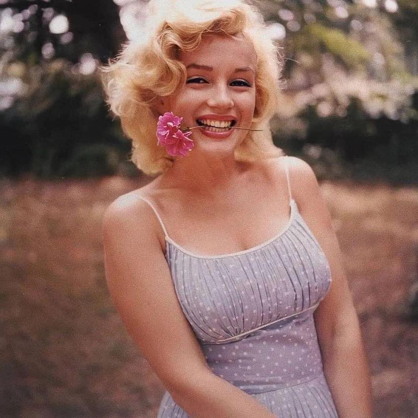 Marilyn Monroe at her home in Amagansett, New York (1957). Photo