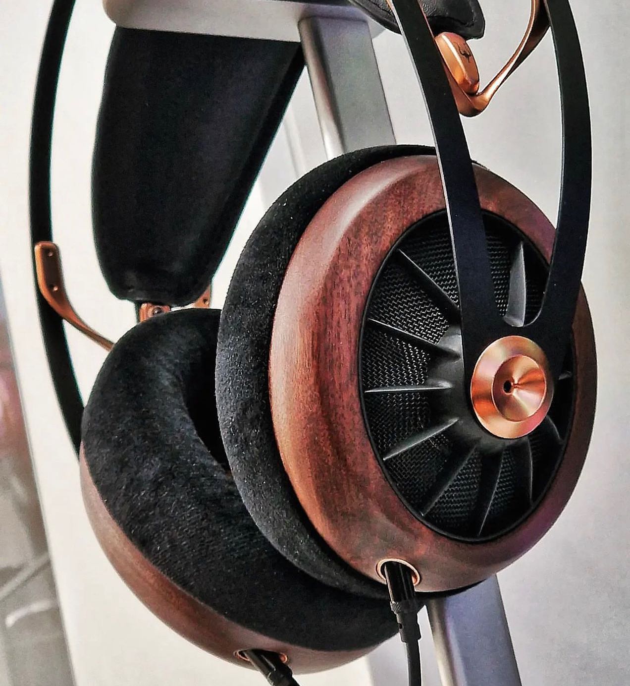 Meze 109 Pro headphones sound improvement with Dekoni Audio