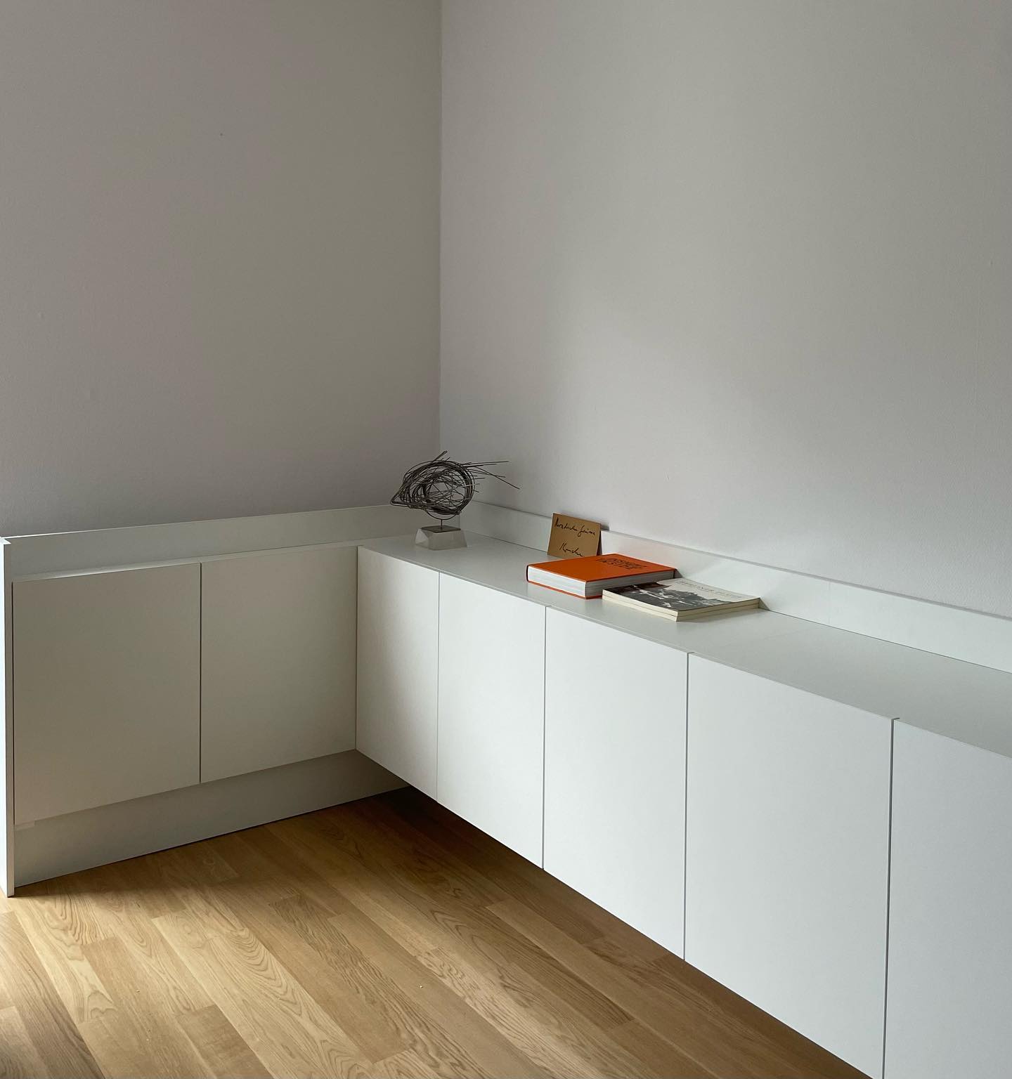 sideboard für ecke Individuelles als Einbaumöbel. Das um die laufende Möbel ist Heizungsverkleidung und Stauraum zugleich. @a.g.s.architekten #objekteinrichtung #schreinerei #polsterei #individuell #indiv Sorte:Apfel-Griebenschmalz 2er Set Angebot