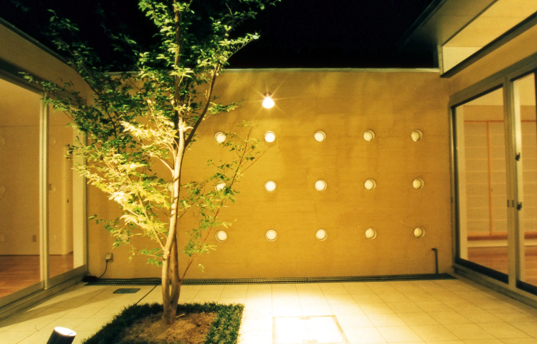 一級建築士事務所 - 周りを附室に囲まれてダイレクトには外部への開口がないという稀なLDKですが、上からの光が効いています。 #嵯峨の住宅 ...