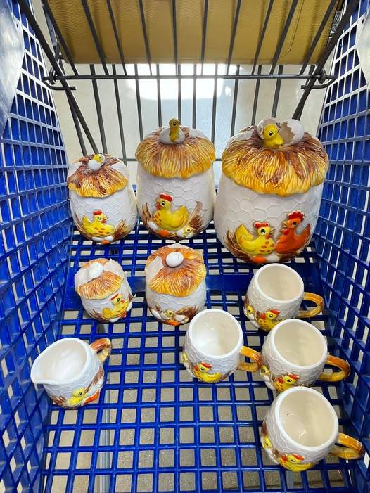 Found this set of 1976 Sears and Roebuck chicken canisters at my