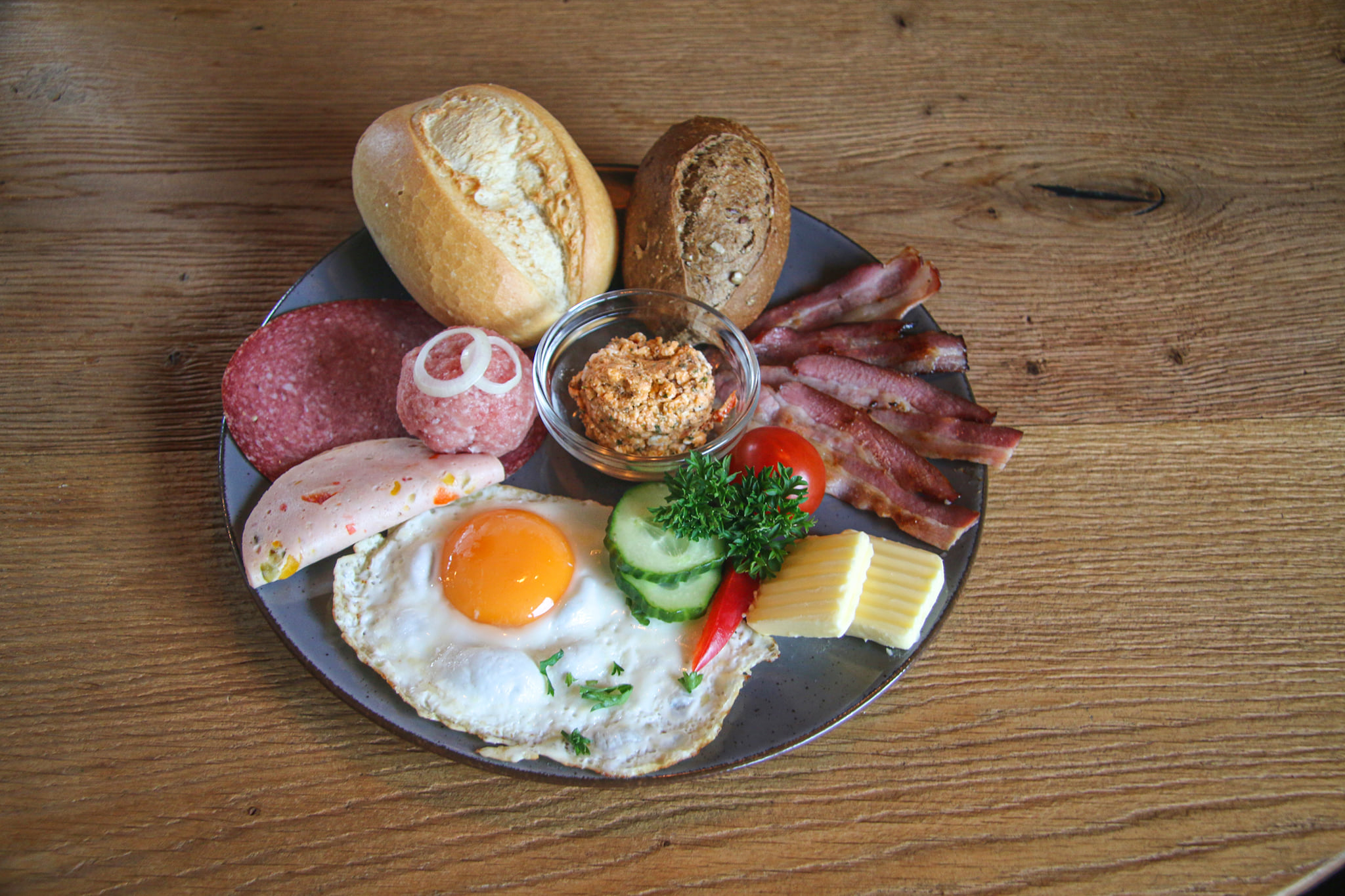 Frühstück ist die wichtigste Mahlzeit des Tages!😋 Sagt man. 😁 In unseren Filialen bekommt ihr je nach Hunger ein passendes Frühstücksgedeck serviert