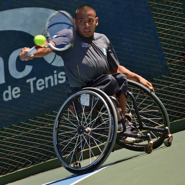 tenis-adaptado-ezequiel-casco-paradeportes