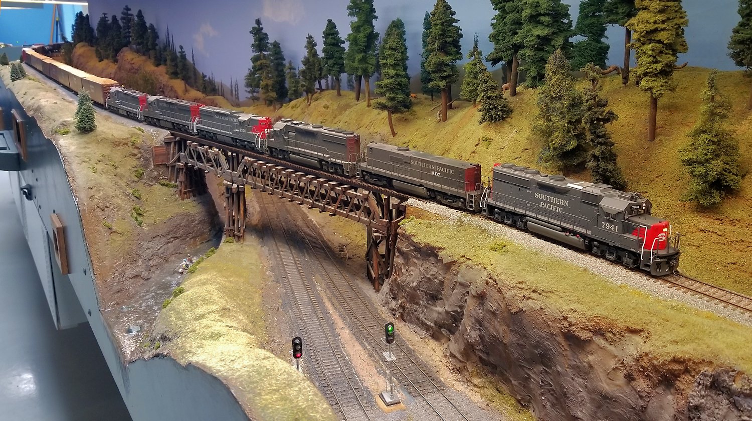 A few pics of a SP train that was... - River City Modelers