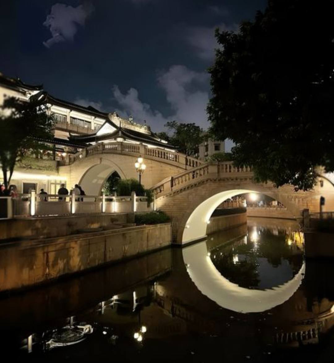 The moon bridge in Yongqingfang, China ✨️🌙