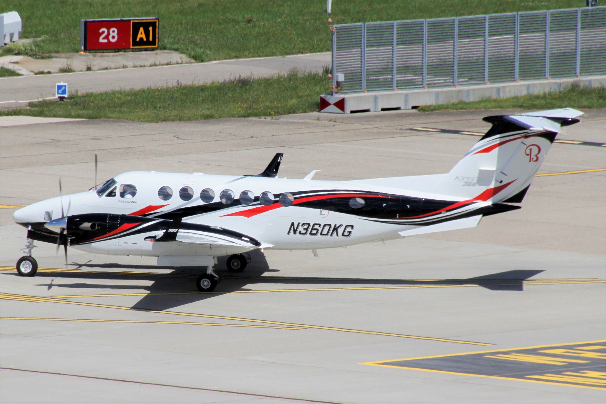 Zürich 10.6.2022, N360KG, Beech 350 Super King Air, Tenax Air