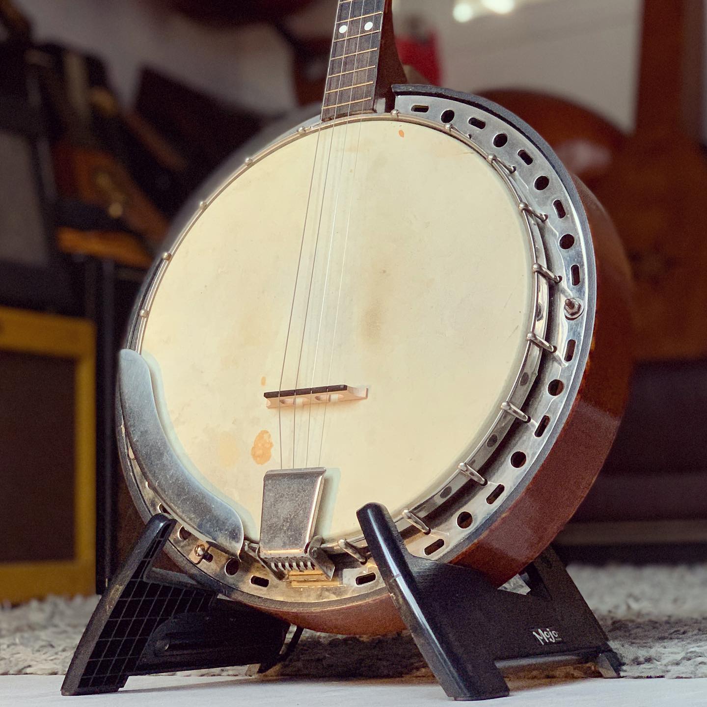 Banjo Ténor 4 Cordes Premium GEWA - Acajou, Peau REMO, Étui Inclus - Finition Sunburst
