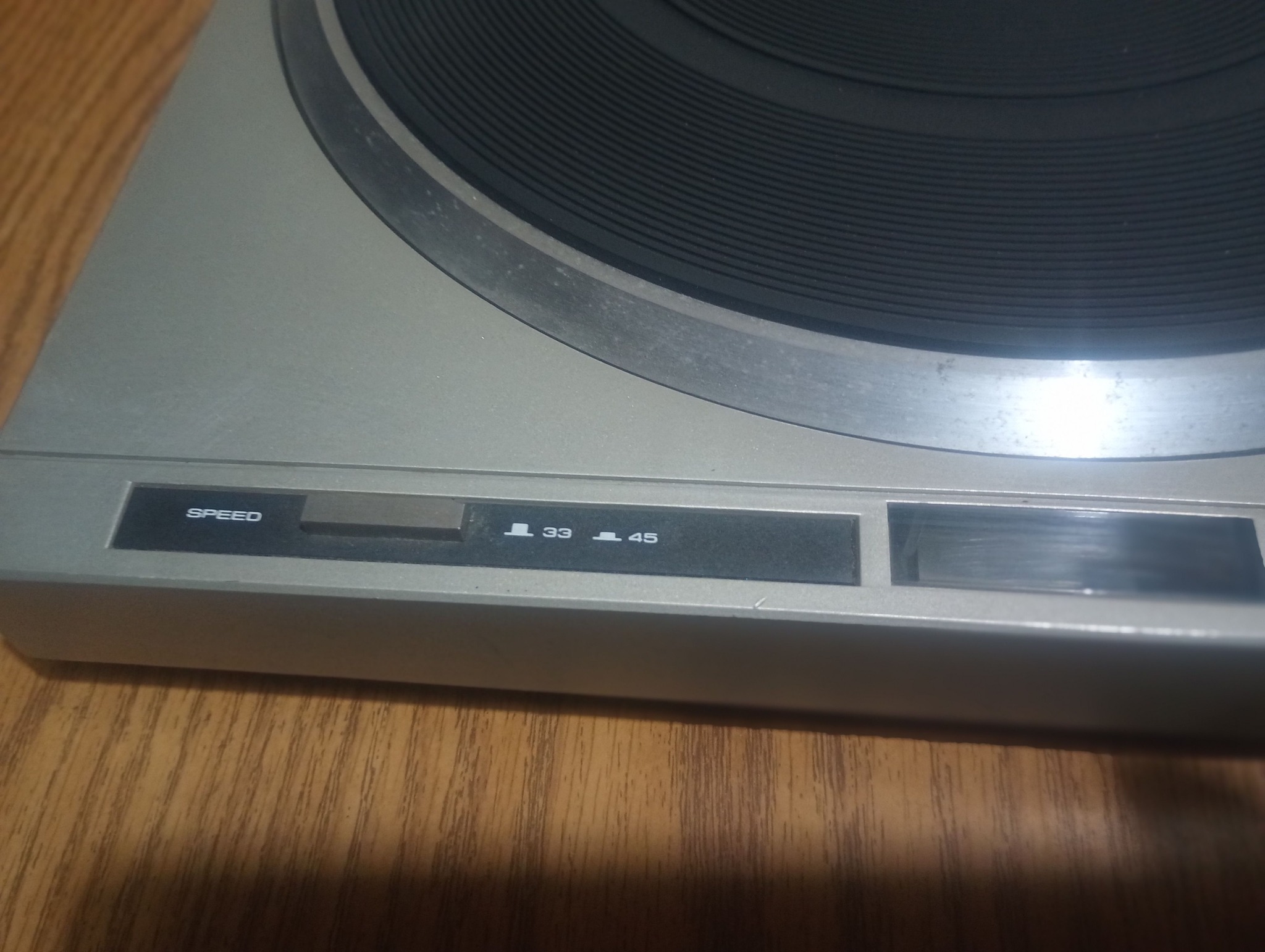 What is a Pioneer OL-400 quartz-pll turntable?
