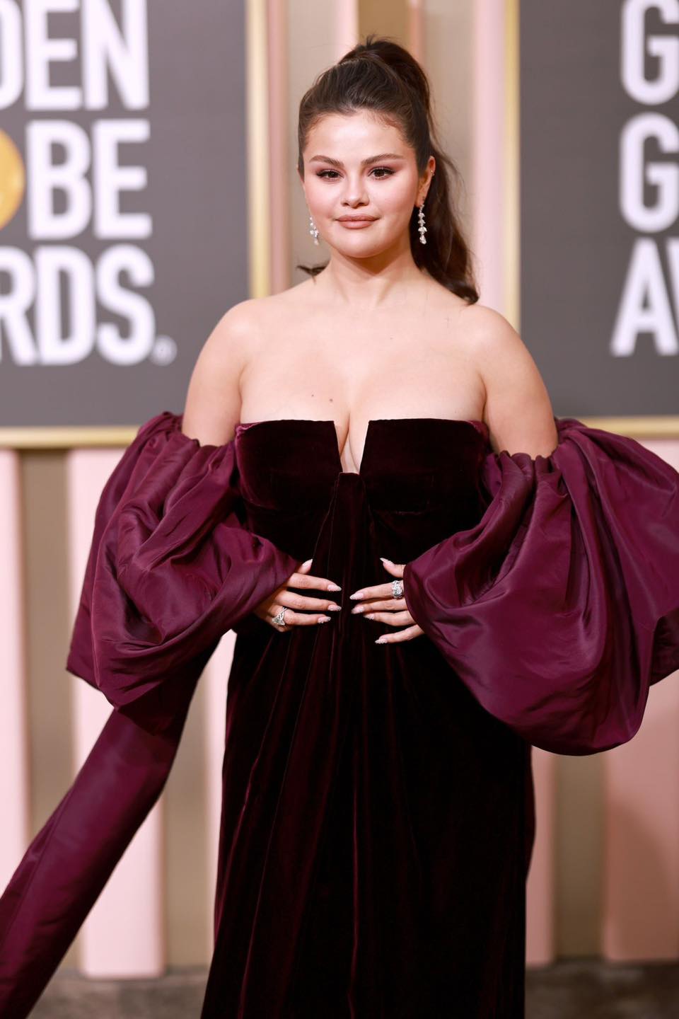 Selena Gomez at the #GoldenGlobes red carpet in a beautiful maxi with unique details #selenagomez #news