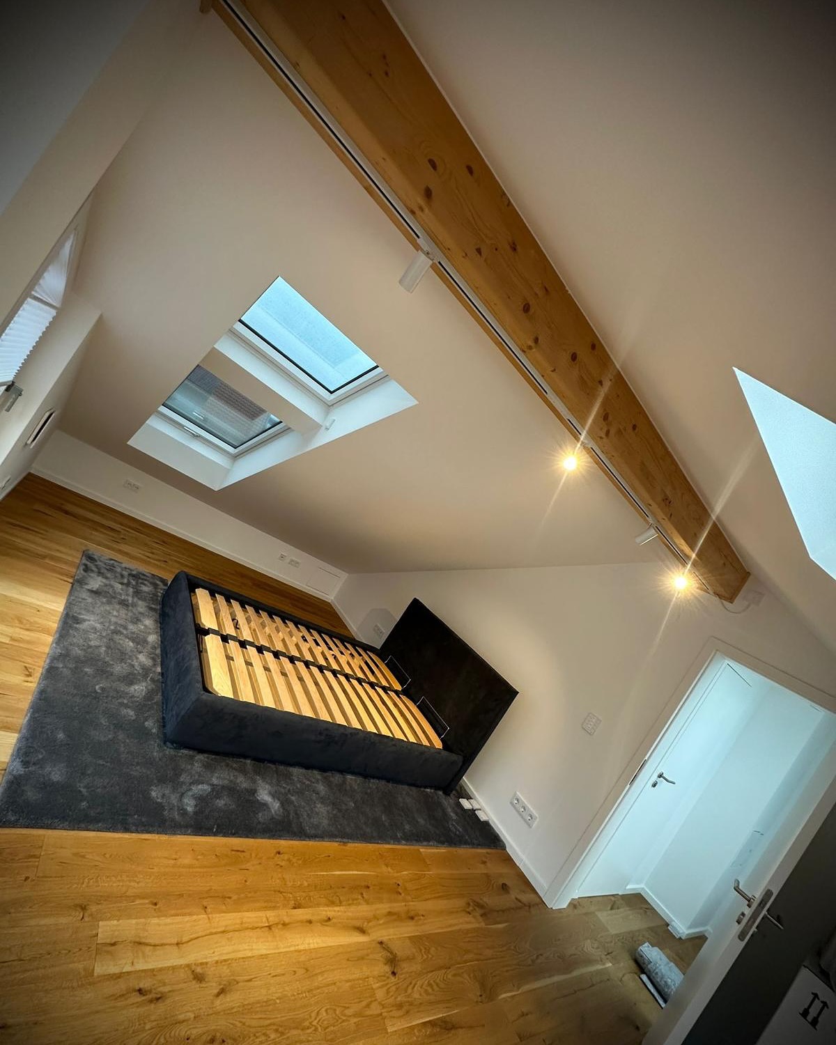 Licht trifft auf Design! ✨ Die neue Leuchtschiene wurde direkt am vorhandenen Holzbalken montiert und sorgt jetzt für eine moderne und stimmungsvolle Beleuchtung. Ihr braucht ein durchdachtes Lichtkonzept? Dann kontaktiert uns –