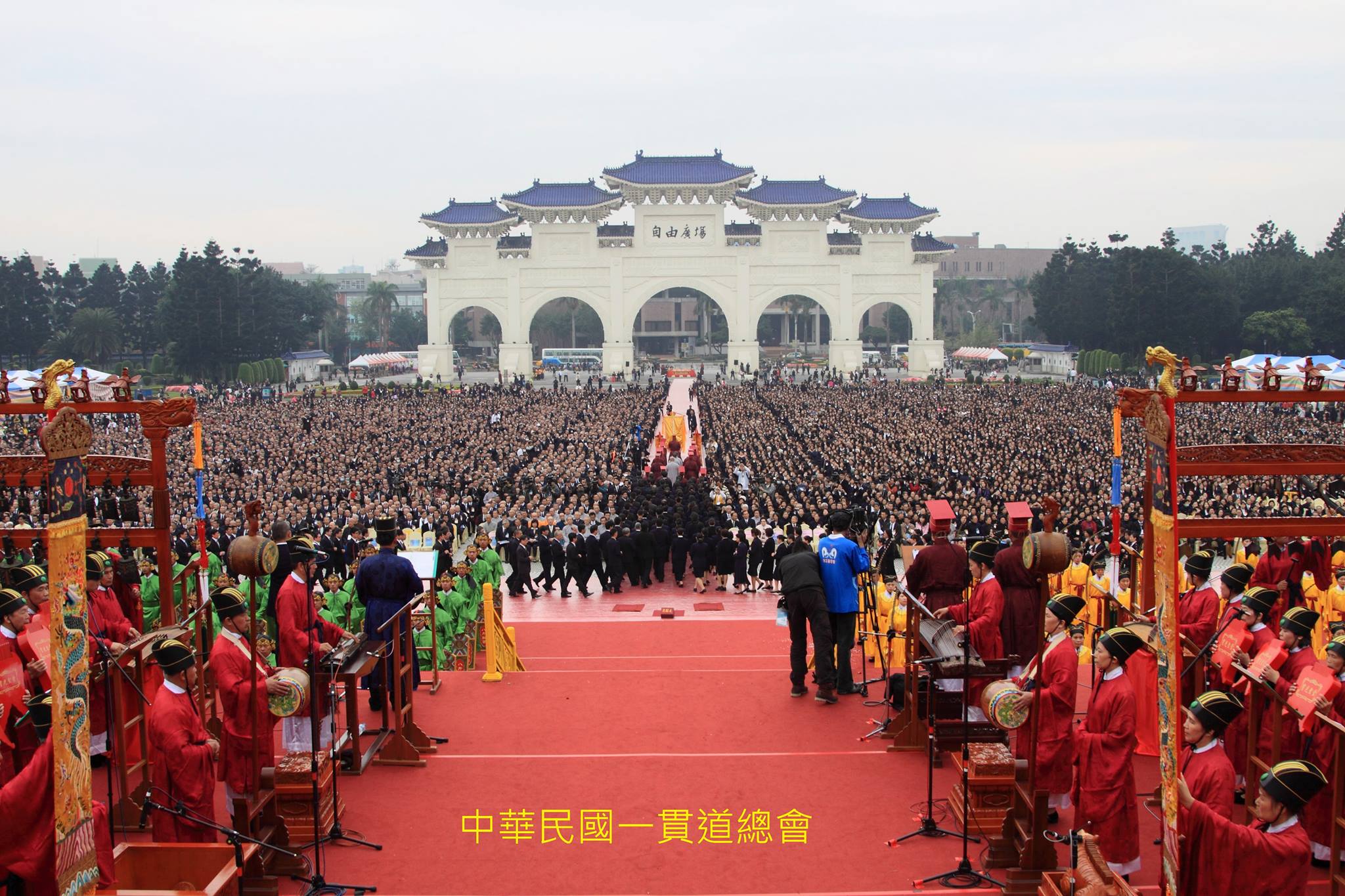 發一天元和善 - 天然古佛成道紀念日 農曆八月十五 天然古佛簡介 師尊姓張，諱上奎下生，字上光下璧，道號天然，山東濟寧人，生於清光緒十五年七月 ...