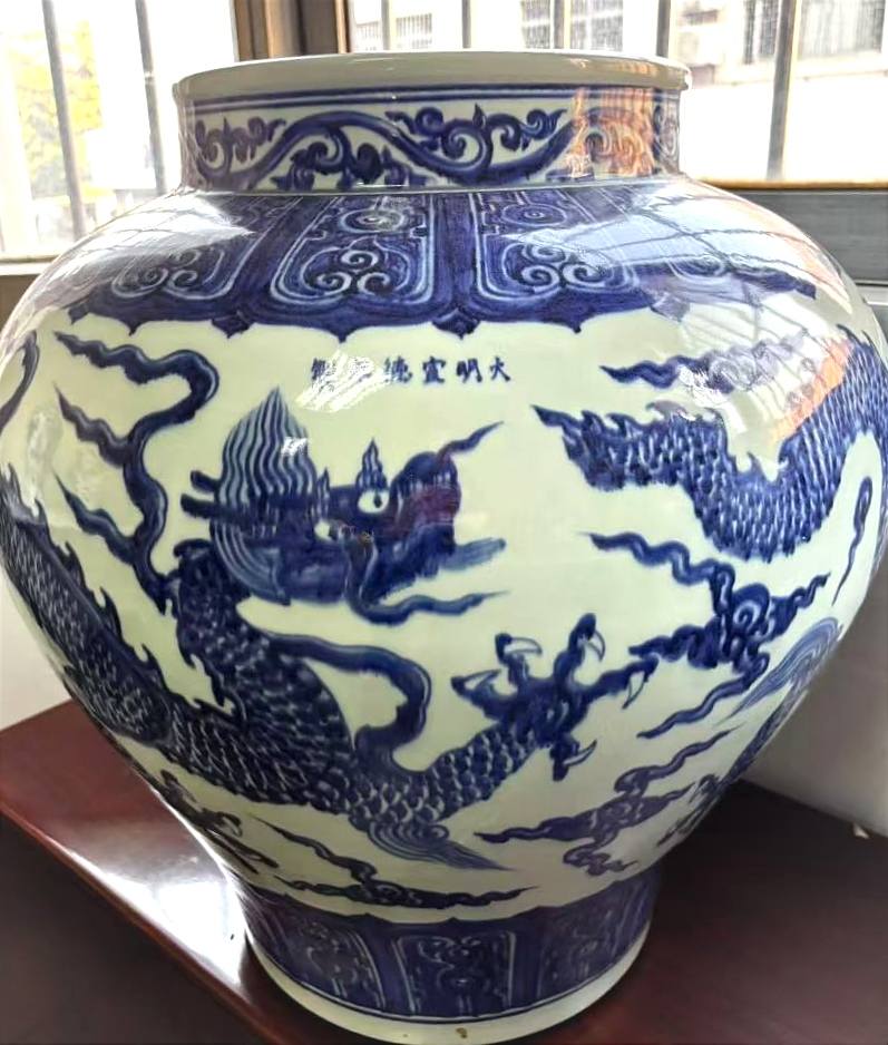 大明宣德青花五爪云龙纹大罐。宣德一朝瓷器，为“明三代”的代表性瓷器之
