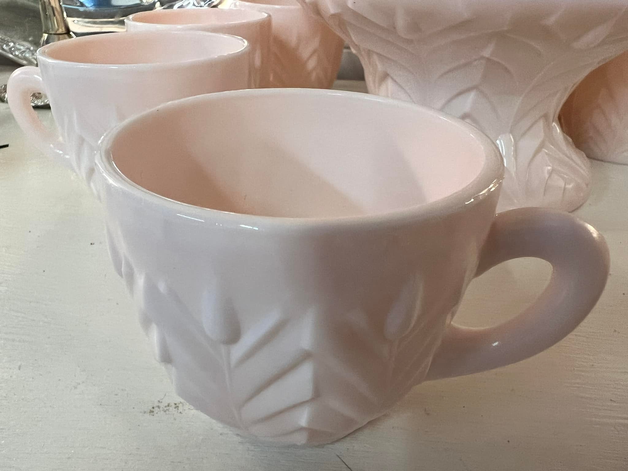 Jeannette Glass “Shell Pink” punch bowl with 16 cups and ladle  display picture 1