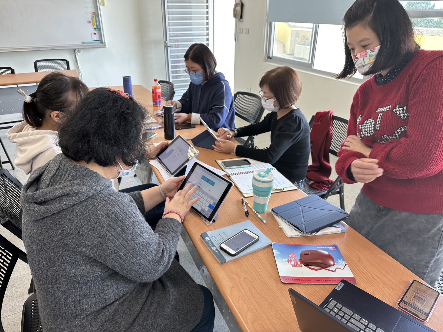 健人就是教勤-宋重機的教學日記 - 20230301枋寮宅急便~手把手Hi-teach教學 每到一所學校前，... | Facebook