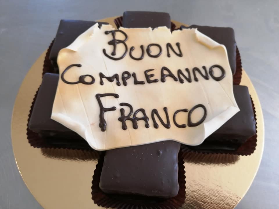 Torta Al Cioccolato Buon Compleanno Benny Felicitaciones De Cumpleanos Para Benny Mensajesdeseosfelicitaciones Com
