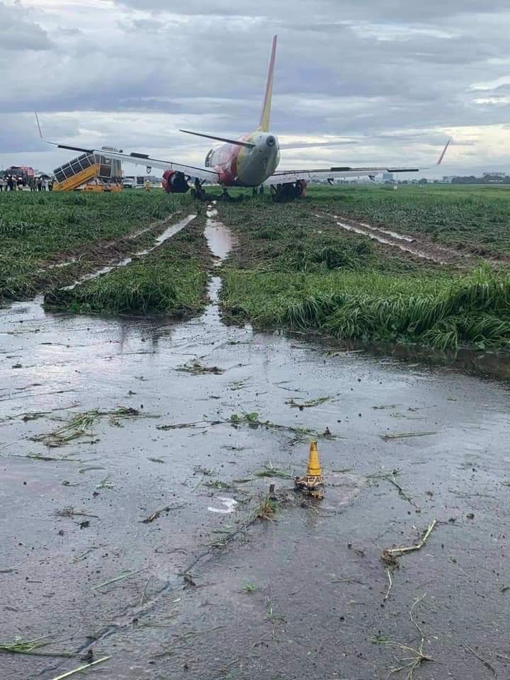 OFF-ROADING / Vietjet Air Airbus A321 (VN-A657) left runway 25L on