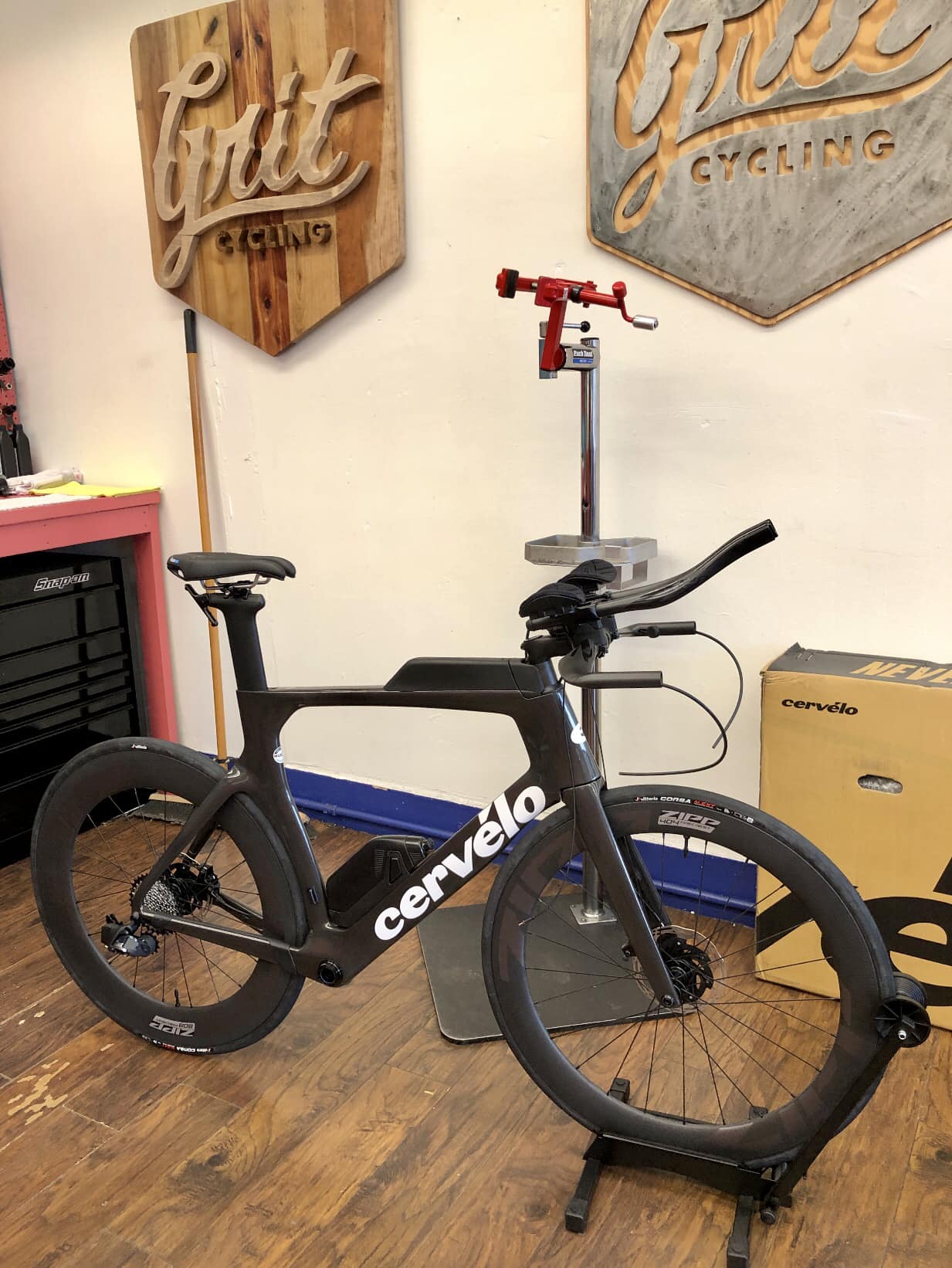 Custom Build cervelo P-Series ready to go Built with shimanoroad Ultegra Di2, ride rever aero brakes and hunt road wheels triathlon cervelo cervelopseries huntwheels timetrial aero