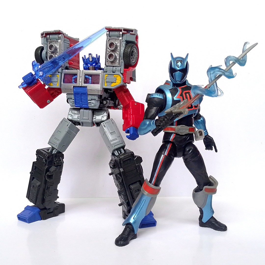 Cybertron 21 - Un crossover del Legacy Laser Optimus Prime con el Power ...