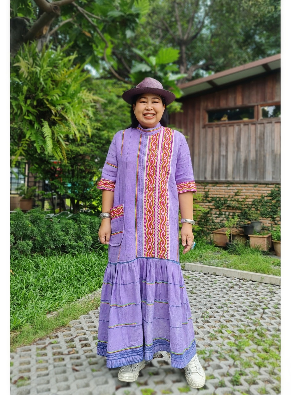 เดรสคอปีน ผ้าใยกัญชงทอมือ โทนสีม่วง แต่งด้วยงานผ้าปักมือ สีสวย สดใส ค่ะ ...
