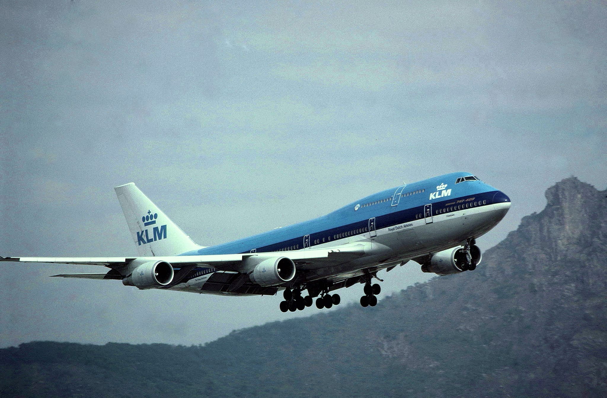 Landing of the Boeing 747-400 at Kai Tak, Hong Kong | 1993