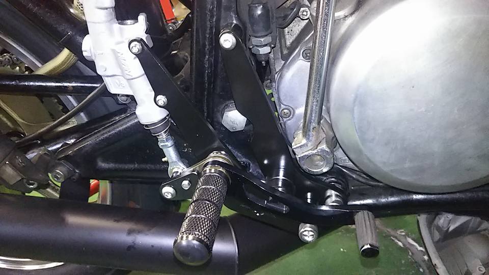 製作途中だった Z650ザッパーのバックステップ ガンコート塗装して 
