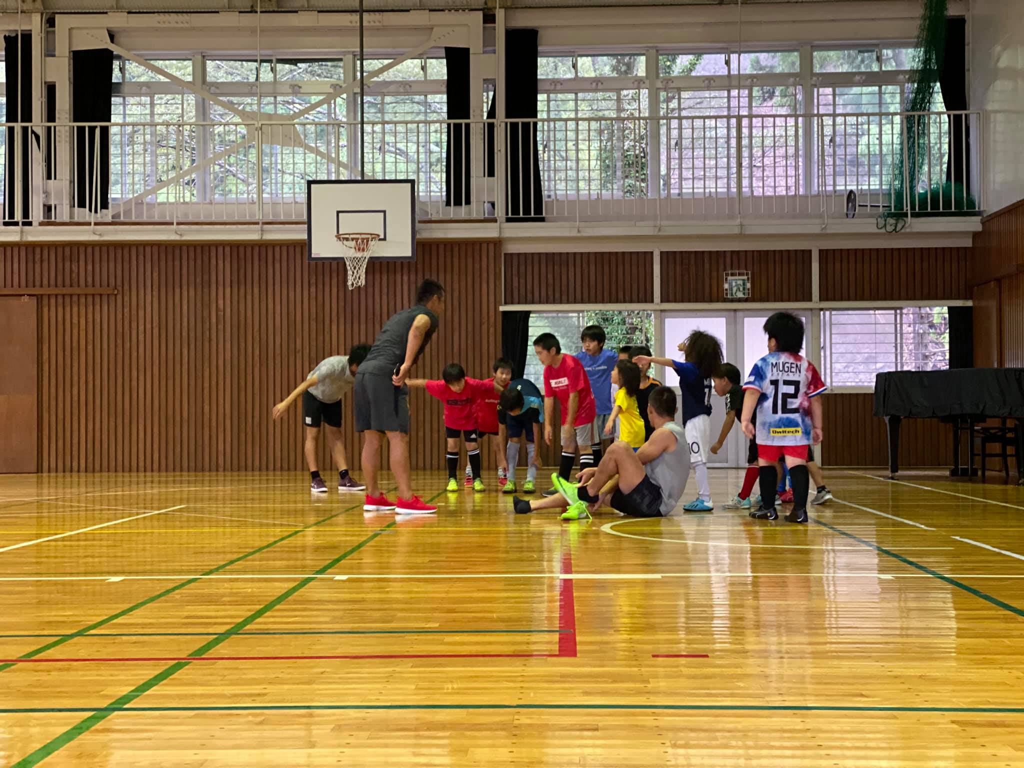 Fc Reale 今日は広い体育館で人数も増えての サントスコーチのスペシャルトレーニングでした Facebook