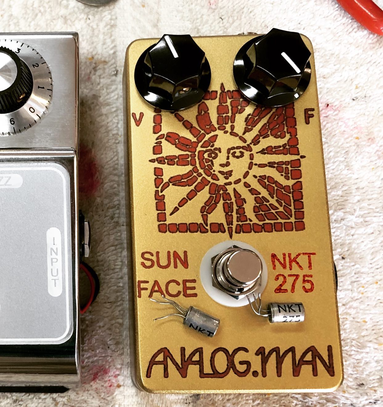 Fuzz pedal with NKT275 transistors