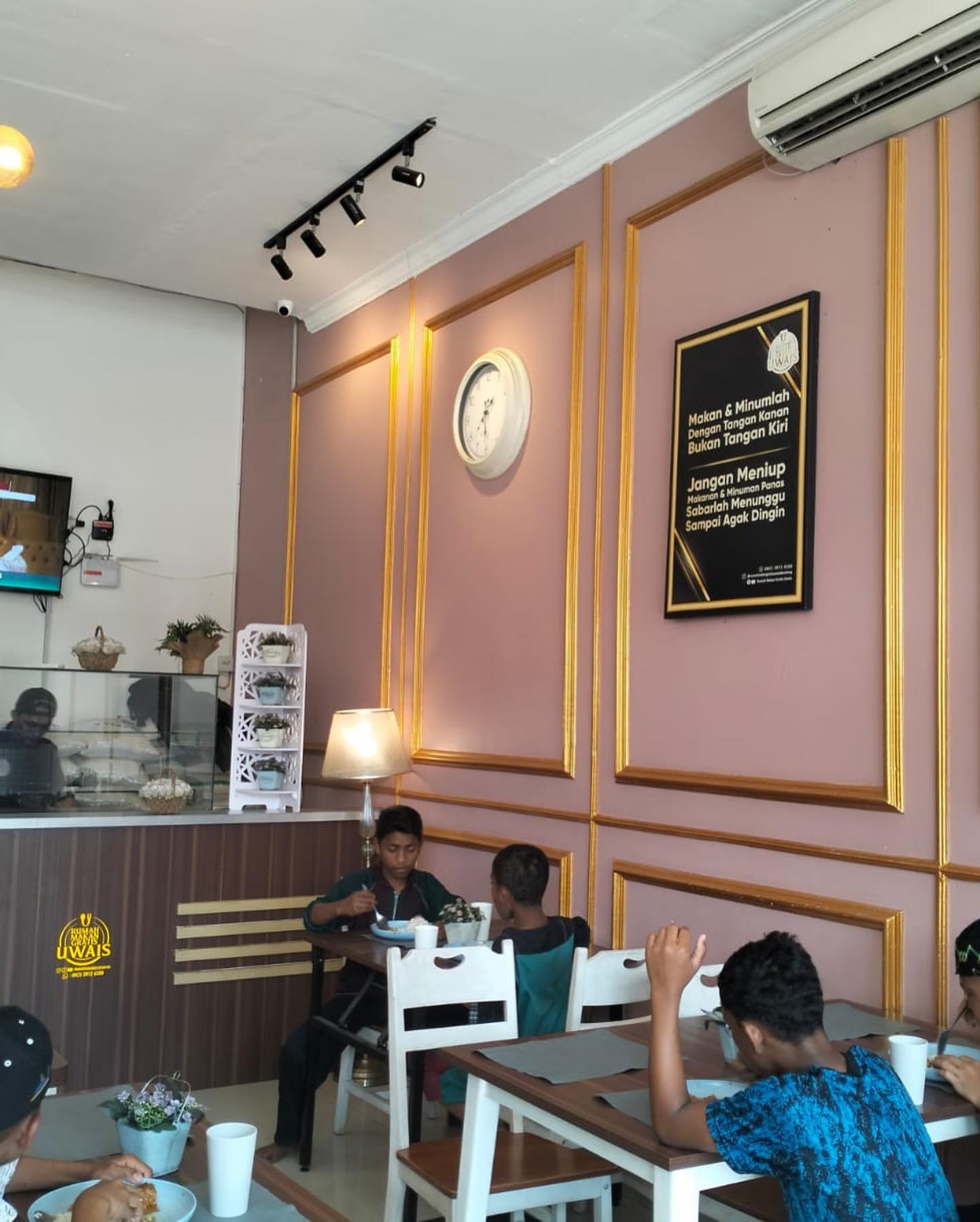 Rumah Makan Gratis Uwais Bandung