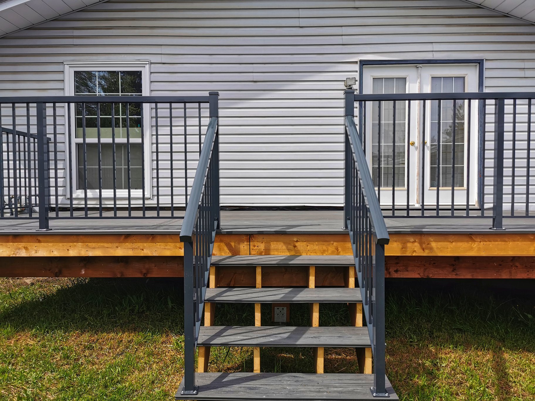 Universal Deck & Rail Ltd. | Calgary AB